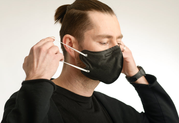 A man wearing a black face mask nano FFP2 - LMI Textiles